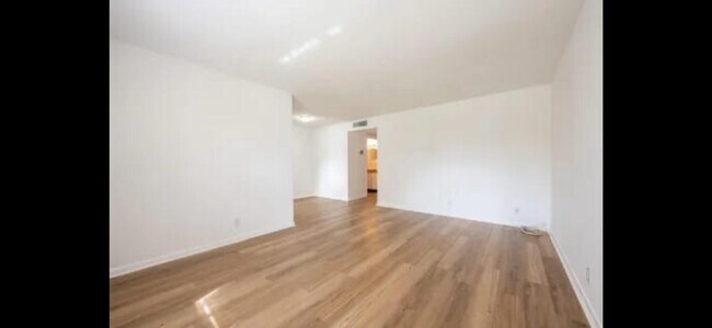 Building Photo - 331 S J St