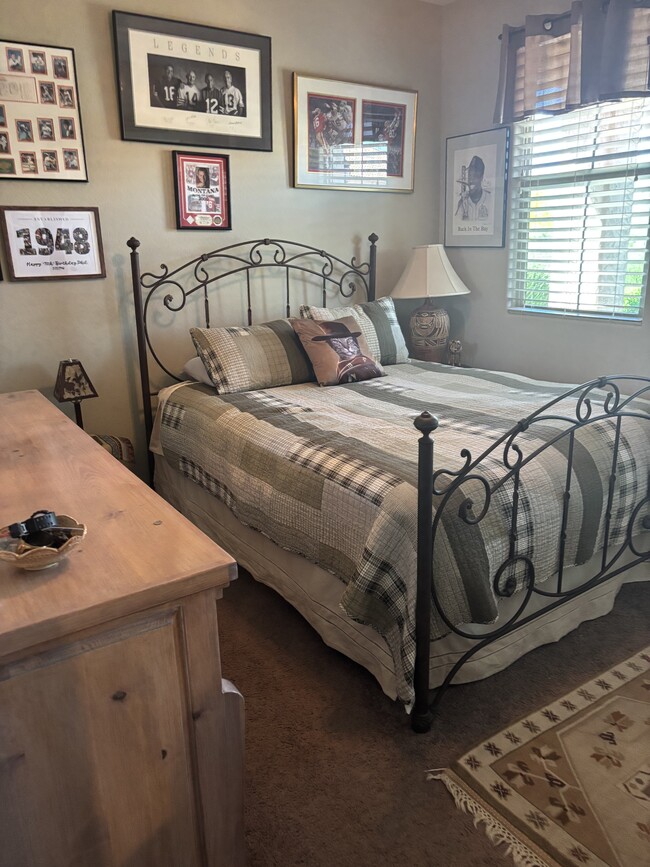Guest bedroom queen bed - 4518 N Petersburg Dr
