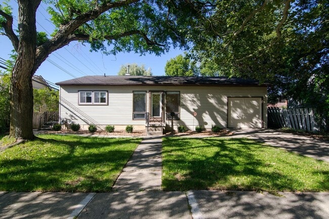 Photo - 2420 N Circle Dr House