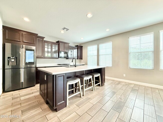 Building Photo - 913 W Yosemite Dr