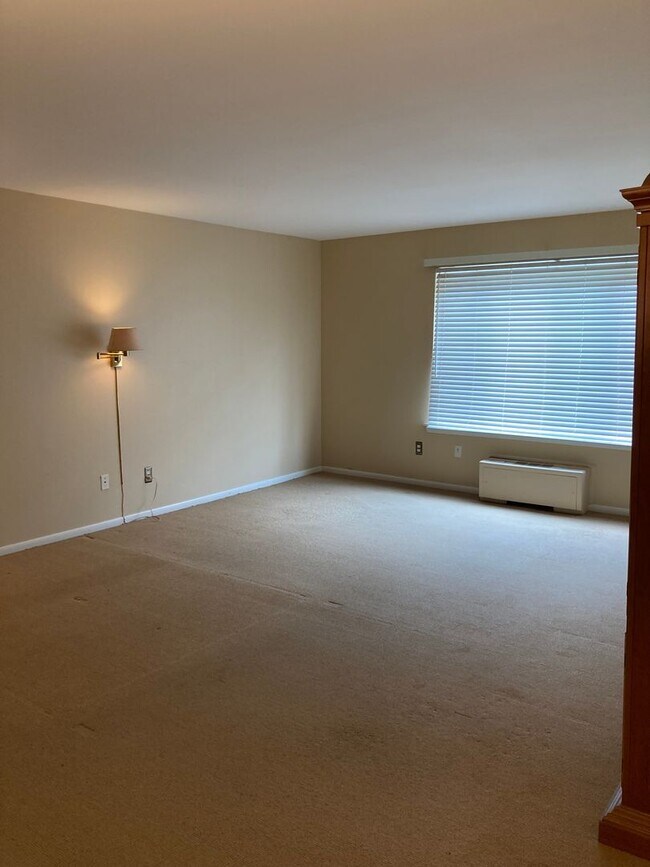 Building Photo - Large 2 bedroom condo close to the beach