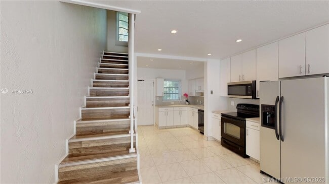Building Photo - 9720 W Bay Harbor Dr