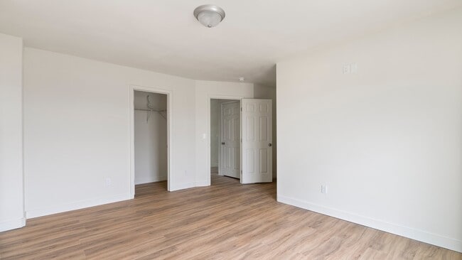 Building Photo - 2617 W Marina Dr
