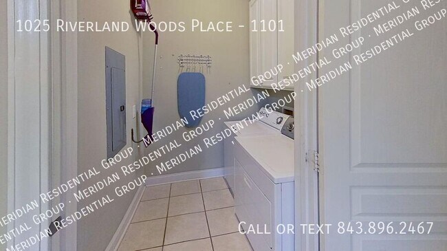 Foto del edificio - 1025 Riverland Woods Pl