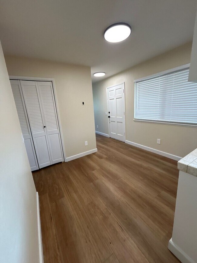 Foto del edificio - STUNNING Remodeled 2 Bed 1 Bath Ground Floor Unit with Indoor W/D Hookups