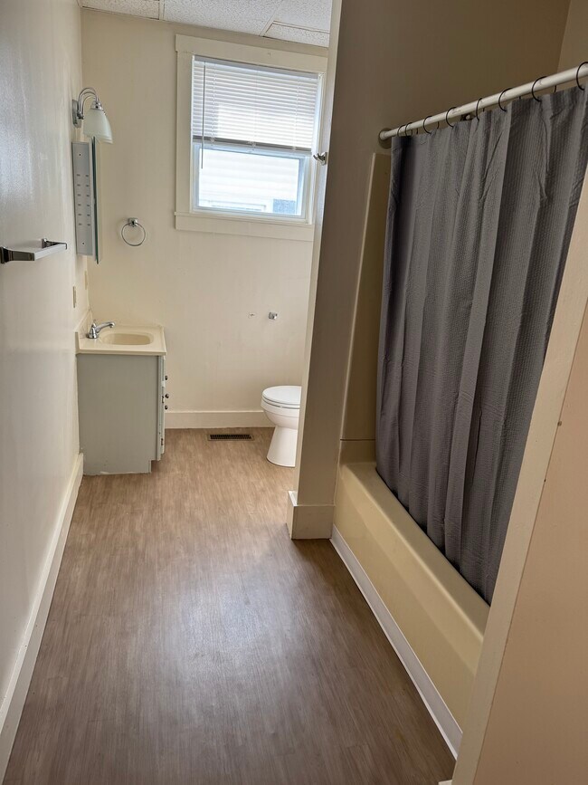 Baño delantero - 414 E 2nd St