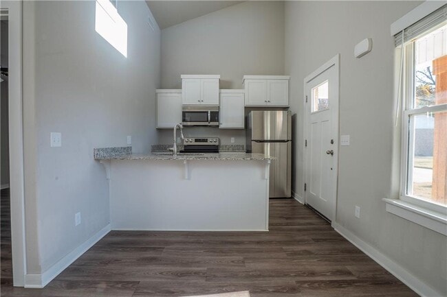 Building Photo - 704 N Honey Locust Bnd