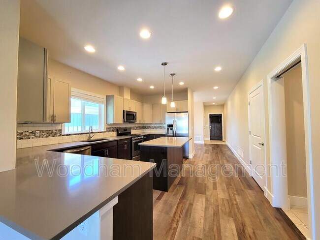 Foto del edificio - 560 Laurel Pkwy