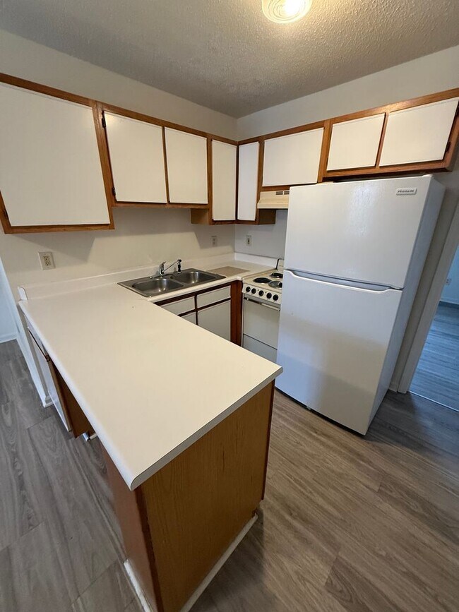 Building Photo - Check out this great unit in a great building!! Many to chose from!!