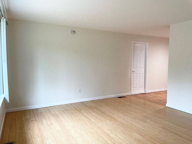 Photo - Remodeled 3+1 Bed 2 Bath Rambler in Juanita House