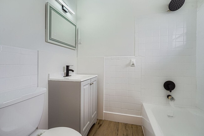 Baño 1 (Calidad web) - Apartamentos Brisa - Brisa Apartment Homes