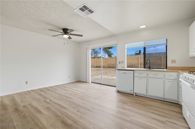 Foto del edificio - 4732 Lakestream Ave