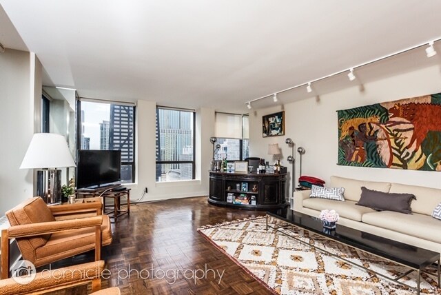 Foto del edificio - 260 E Chestnut St