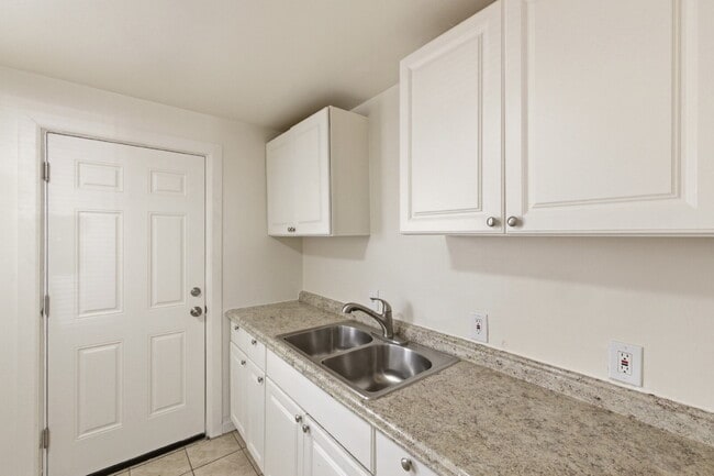 Foto del edificio - Remodeled 1 Bedroom 1 Bathroom with Easy Access  to Aurora Central and Downtown Denver!