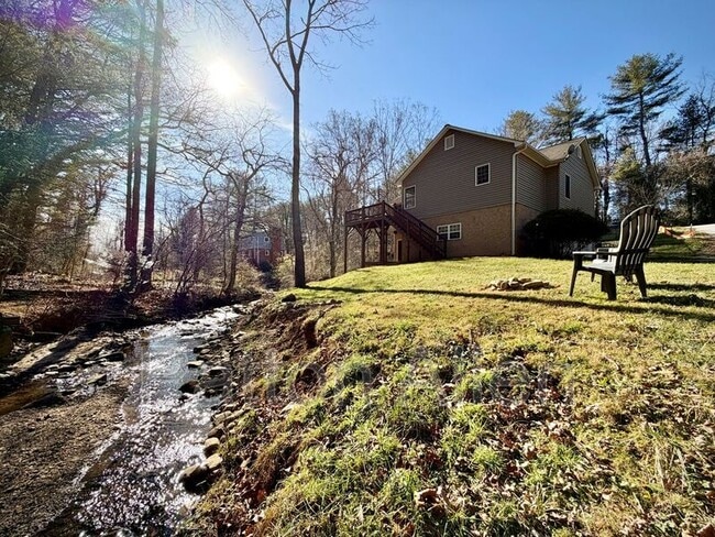 Building Photo - 689 New Haw Creek Rd