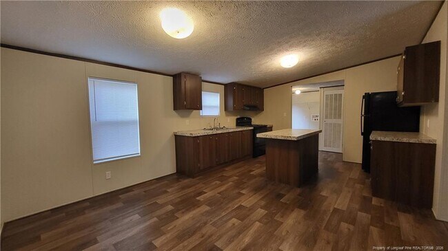 Foto del edificio - 385 Burns Rd