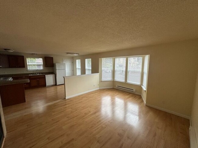 Building Photo - Upper Unit Fourplex Very Nice Spacious 2 B...