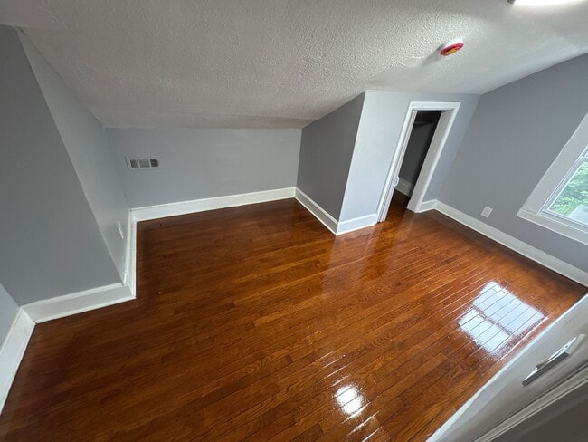 Building Photo - 15 Hallock St