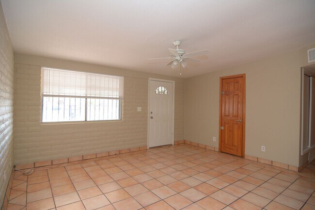 Building Photo - Charming 2 Bedroom 1 Bath Home! Great Sout...