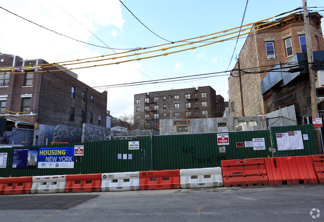 Foto del edificio - 2051 Ryer Ave