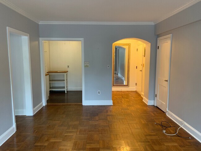 Entry - 4481 MacArthur Blvd NW