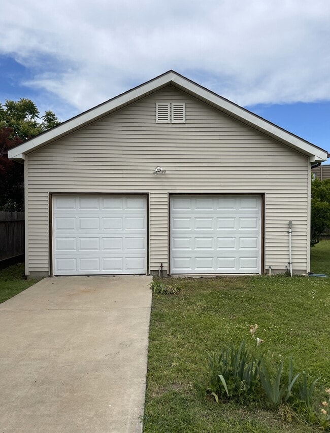 Detached 2 car garage with 220 elect & 1/2 bath - 1218 W Jewell St