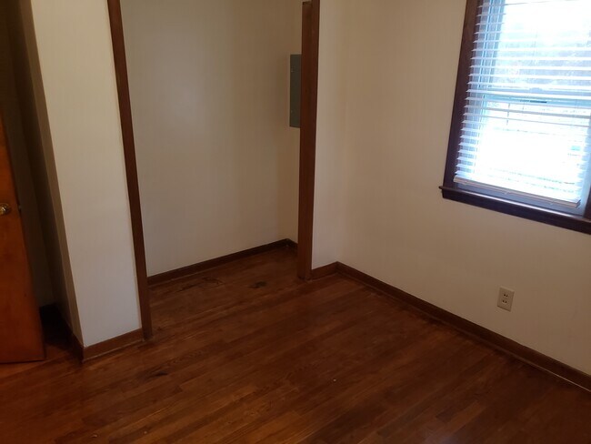 Foto del edificio - 1221 Derbydale Rd