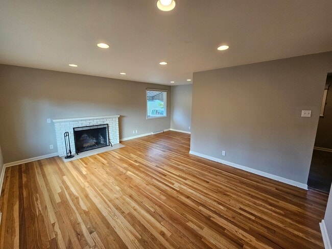 Building Photo - Beautiful Home + Mother-in-Law Suite