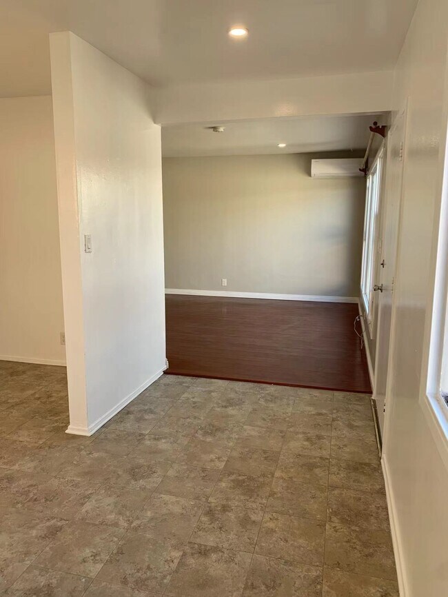 Zona de cocina/comedor con vistas al salón. - 4626 W 149th St