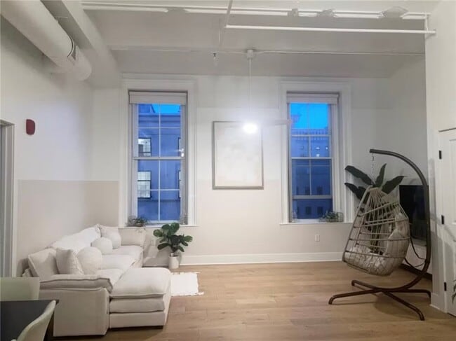 Building Photo - 30 W Broad St