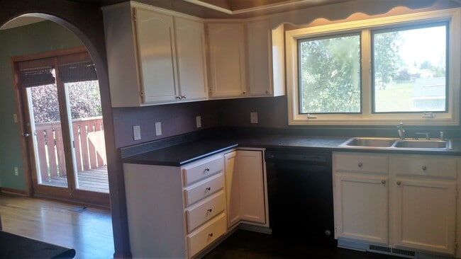 Building Photo - 3+ Bedroom 2.5 Bathroom 2 Car Garage Home ...