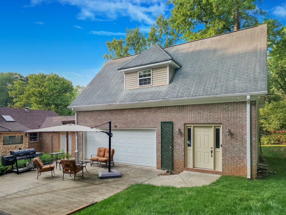Primary Photo - 2700 PENCOYD LN