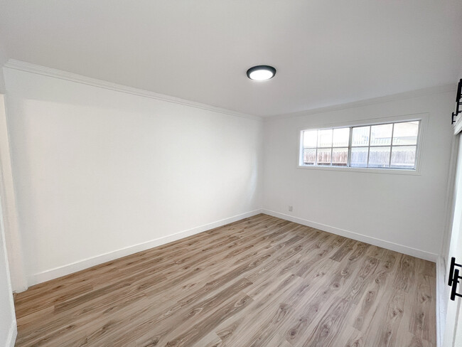 Building Photo - 2400 Vanderbilt Ln