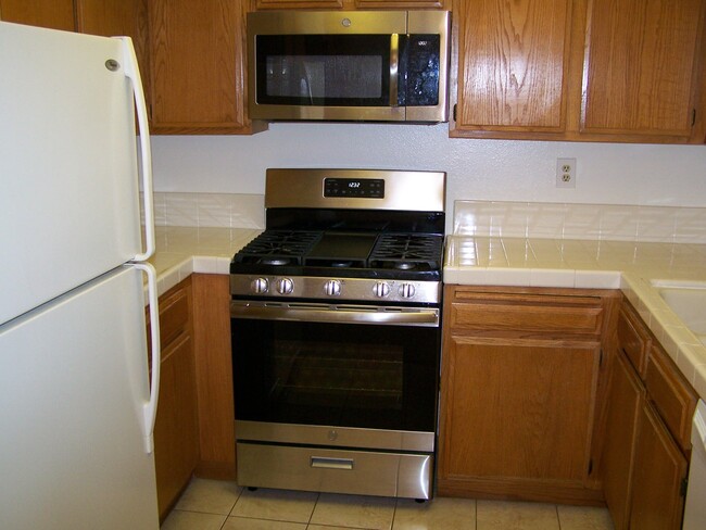 Refrigerator , 5 burner Gas stove, microwave - 24452 Kathleen Dr