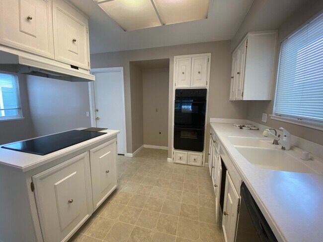 Building Photo - 323 Pompano Cir