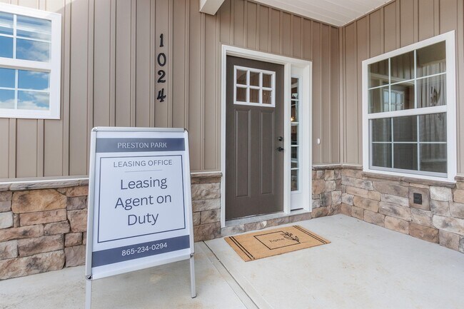 Foto del edificio - 1005 Beech Tree Cv