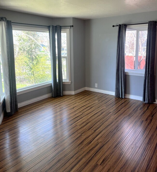 Foto del edificio - 5 Bedroom Home in North Salt Lake