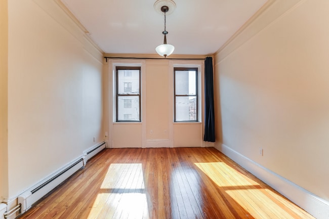 Building Photo - 200 Grand St