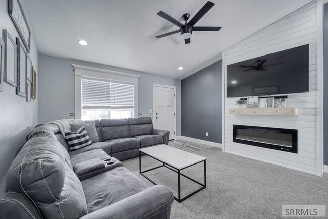 Foto del edificio - Beautiful 5 Bedroom, 3 Bath Home