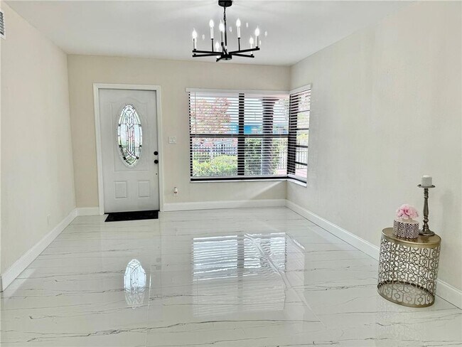 Foto del edificio - 1783 Lauderdale Manor Dr