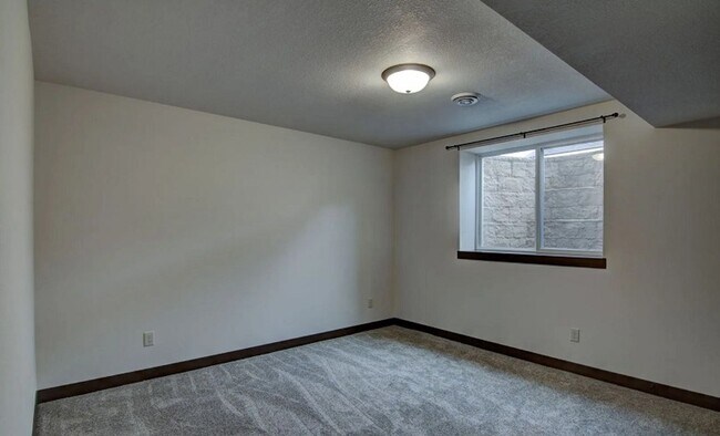 Building Photo - North Crossing Twin Home