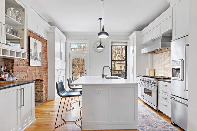 Building Photo - 721 Park Ave
