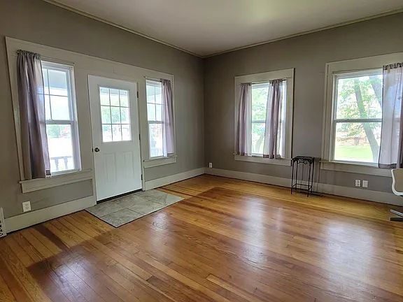 Foto del edificio - "Spacious 5-Bedroom Retreat with Fireplace Charm on S Broadway!"