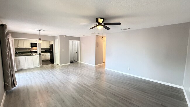 Foto del edificio - Timeless Charm Meets Modern Living — A 2BD/2BA Casselberry Gem You’ll Fall In Love With! WASHER &...