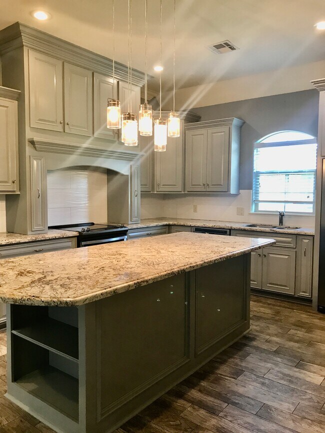Building Photo - 557 Dub Ln