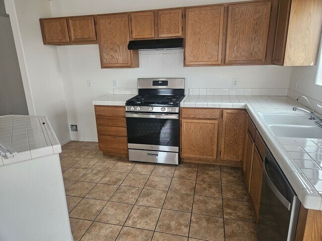 Foto del edificio - 3 Bedroom House w/ 3 Car Garage in Fort Mo...