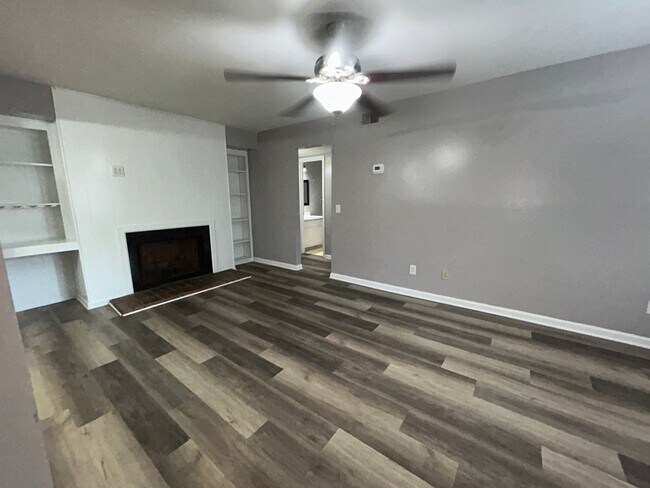 Building Photo - 1718 Horseshoe Dr