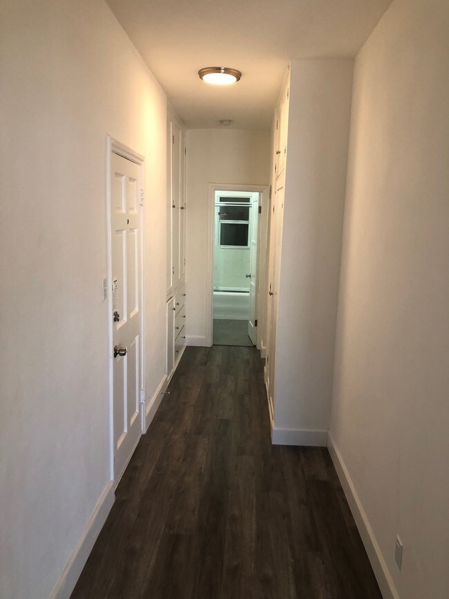 Pasillo - 1352 S Burnside Ave