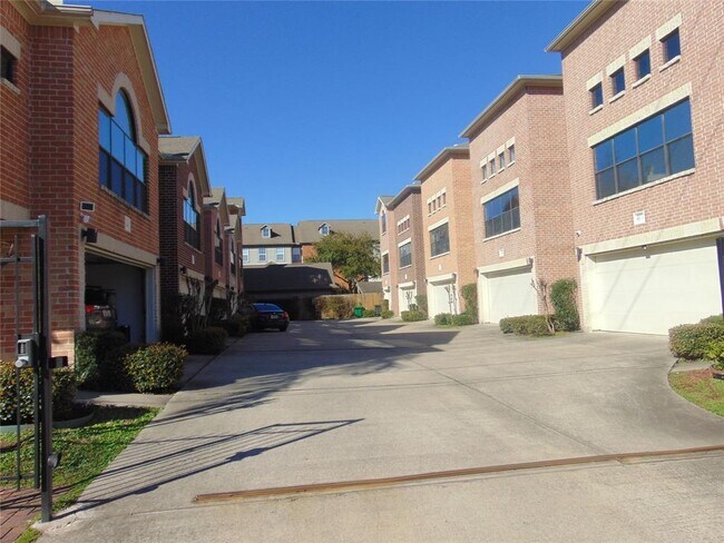 Building Photo - 8642 Meadowcroft Dr