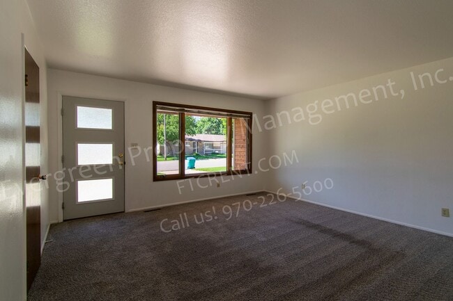 Building Photo - 2420 Poplar Dr